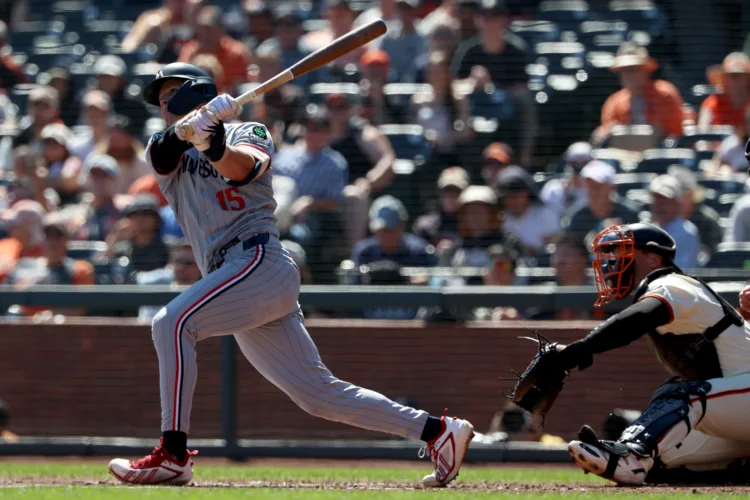 Jenkins' pinch-hit single keys Twins' victory over Giants